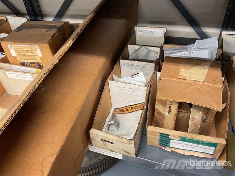 Cam Shafts and Flywheel w/Misc. Engine Parts Transport - Anderen