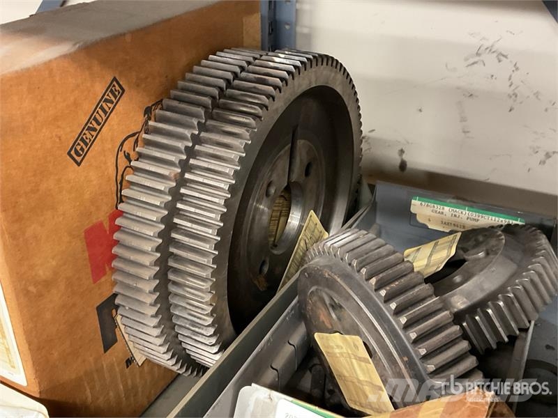 Cam Shafts and Flywheel w/Misc. Engine Parts Transport - Anderen