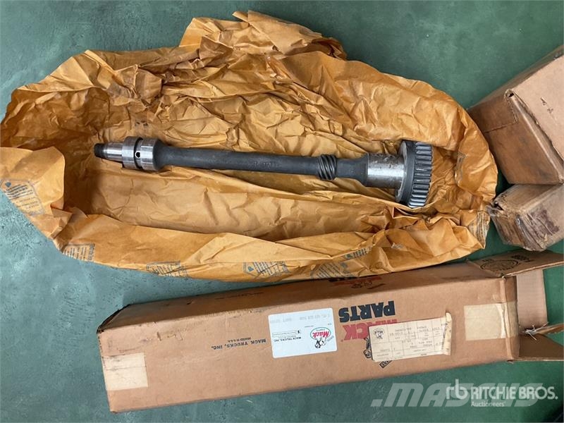 Cam Shafts and Flywheel w/Misc. Engine Parts Transport - Anderen