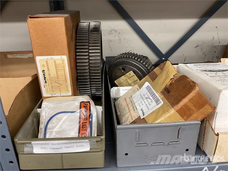Cam Shafts and Flywheel w/Misc. Engine Parts Transport - Anderen