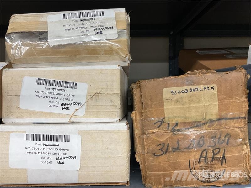 Cam Shafts and Flywheel w/Misc. Engine Parts Transport - Anderen