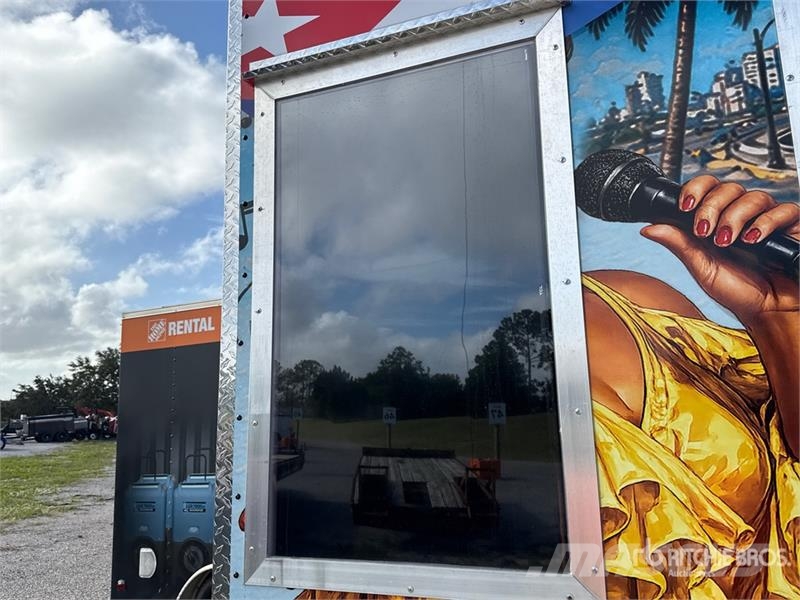  Cargo United 14 ft T/A Food Concession Trailer Outros reboques