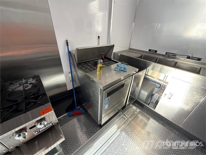  Cargo United 14 ft T/A Food Concession Trailer Outros reboques