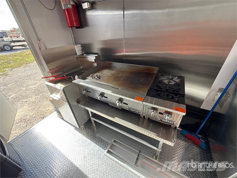  Cargo United 14 ft T/A Food Concession Trailer Outros reboques