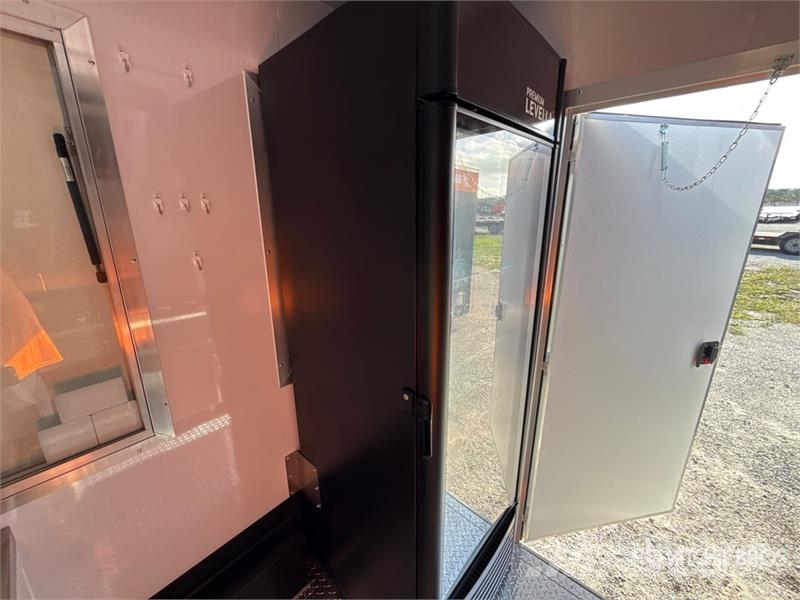  Cargo United 14 ft T/A Food Concession Trailer Outros reboques