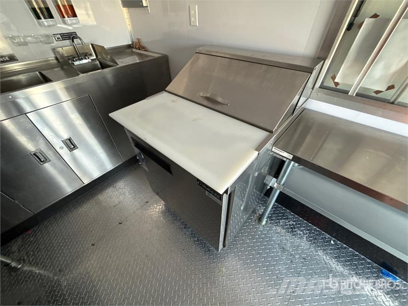  Cargo United 16 ft T/A Food Concession Trailer Outros reboques