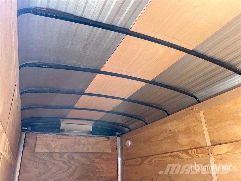 Carry-On 16 ft T/A Enclosed Trailer Furgons