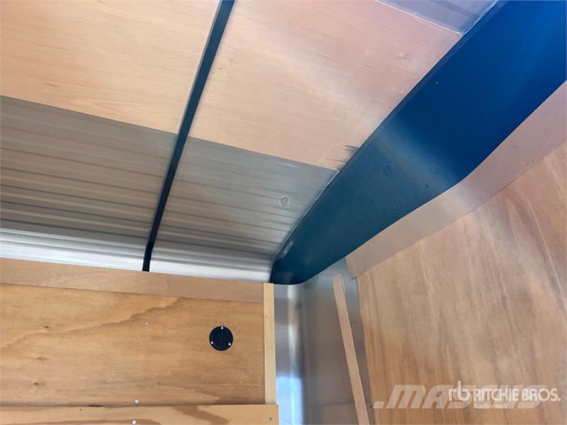 Carry-On 16 ft T/A Enclosed Trailer Furgons