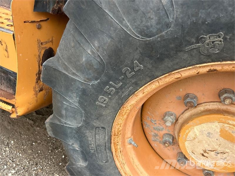 CASE 580N Ekskavatori-iekrāvēji
