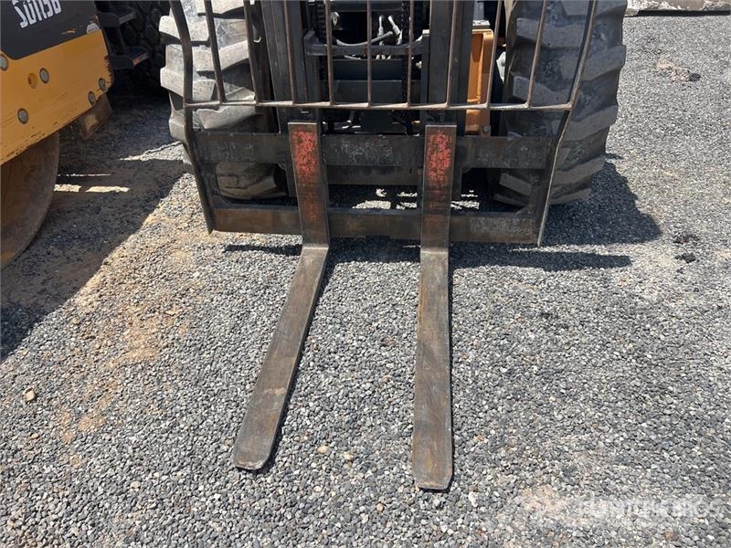 CASE 586H 6000 lb 4x2 Rough Terrain Forklift Rough terrain trucks