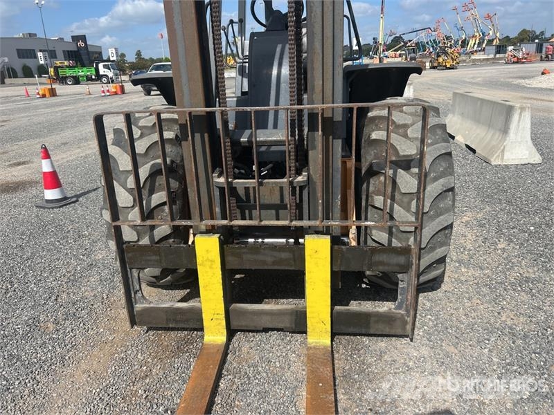 CASE 586H 6000 lb 4x2 Rough Terrain Forklift Rough terrain trucks
