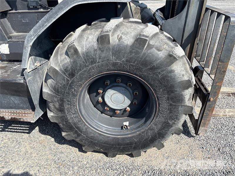 CASE 586H 6000 lb 4x2 Rough Terrain Forklift Arazi tipi forklift