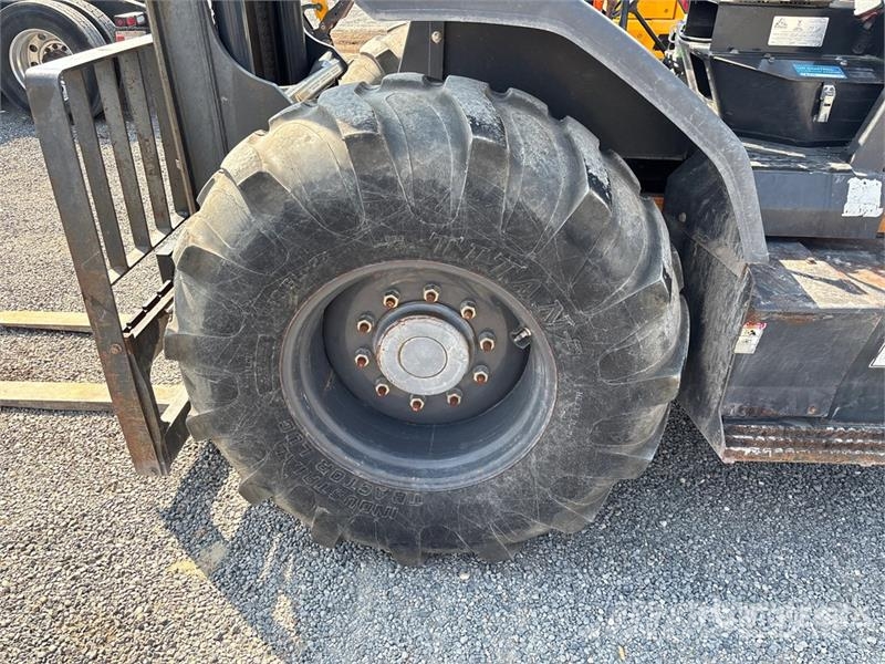 CASE 586H 6000 lb 4x2 Rough Terrain Forklift Arazi tipi forklift