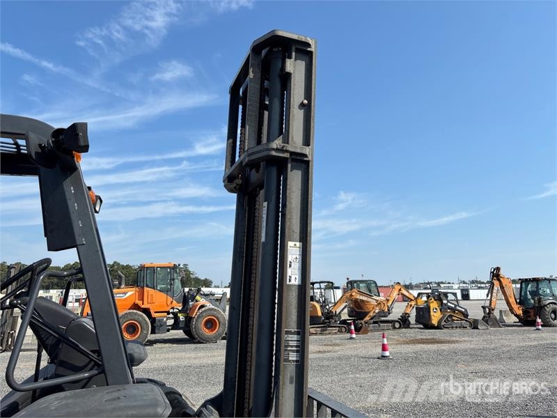 CASE 586H 6000 lb 4x2 Rough Terrain Forklift Arazi tipi forklift