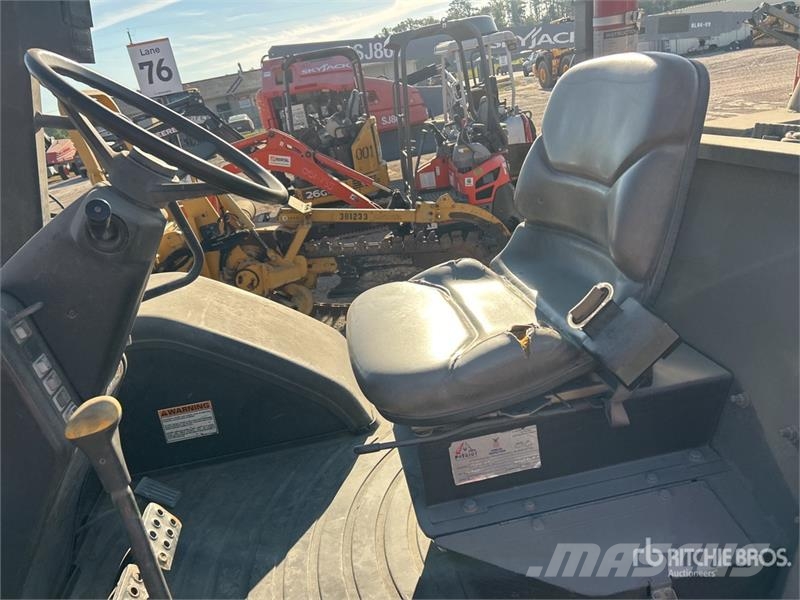 CASE 586H 6000 lb 4x4 Rough Terrain Forklift Terenski viličar