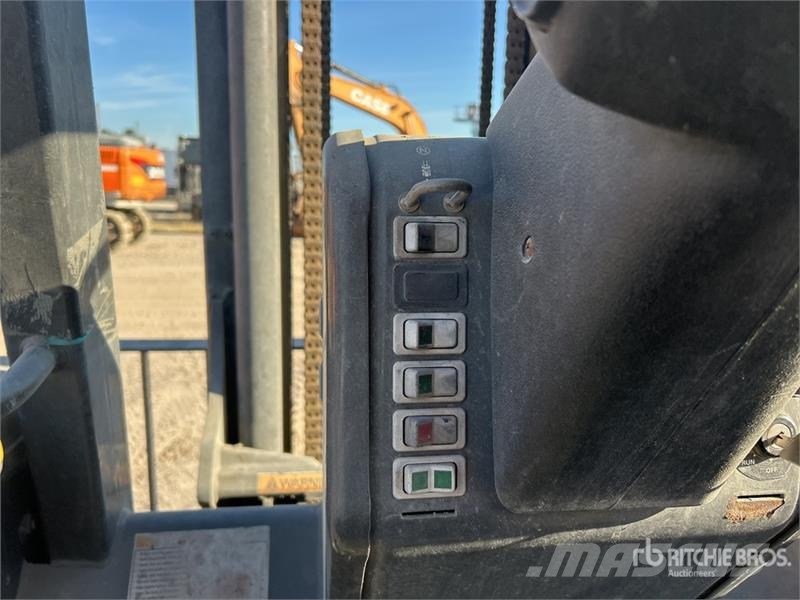 CASE 586H 6000 lb 4x4 Rough Terrain Forklift Terenski viličar