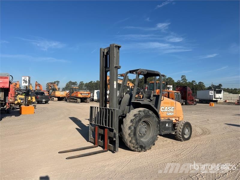 CASE 586H 6000 lb 4x4 Rough Terrain Forklift Terenski viličar