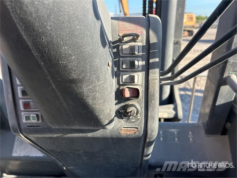 CASE 586H 6000 lb 4x4 Rough Terrain Forklift Terenski viličar