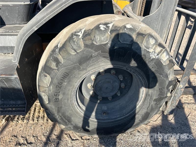 CASE 586H 6000 lb 4x4 Rough Terrain Forklift Terenski viličar