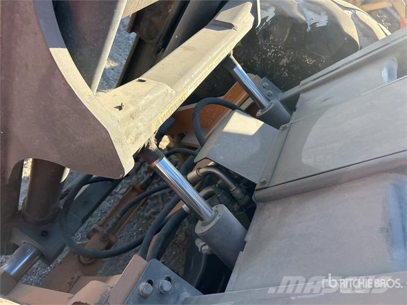 CASE 586H 6000 lb 4x4 Rough Terrain Forklift Terenski viličar