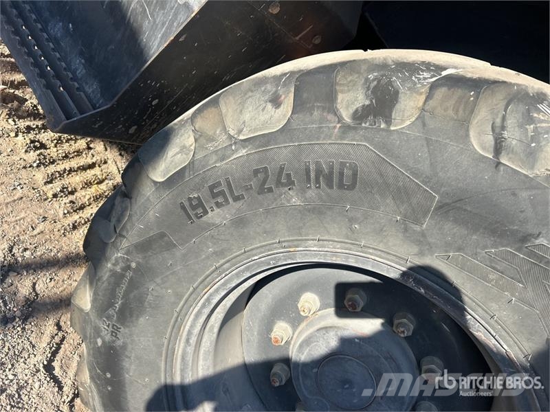 CASE 586H 6000 lb 4x4 Rough Terrain Forklift Terenski viličar