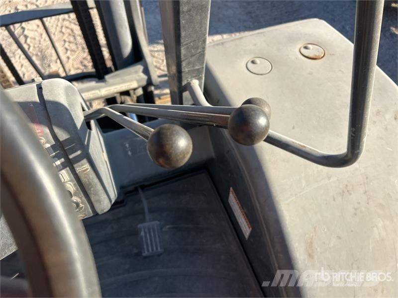 CASE 586H 6000 lb 4x4 Rough Terrain Forklift Terenski viličar