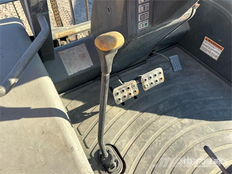 CASE 586H 6000 lb 4x4 Rough Terrain Forklift Terenski viličar