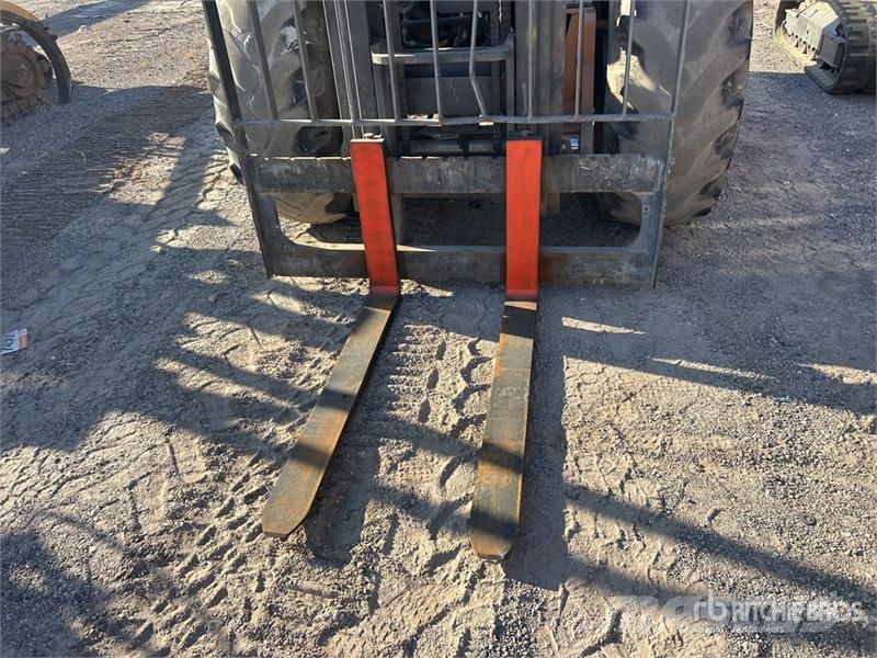 CASE 586H 6000 lb 4x4 Rough Terrain Forklift Terenski viličar