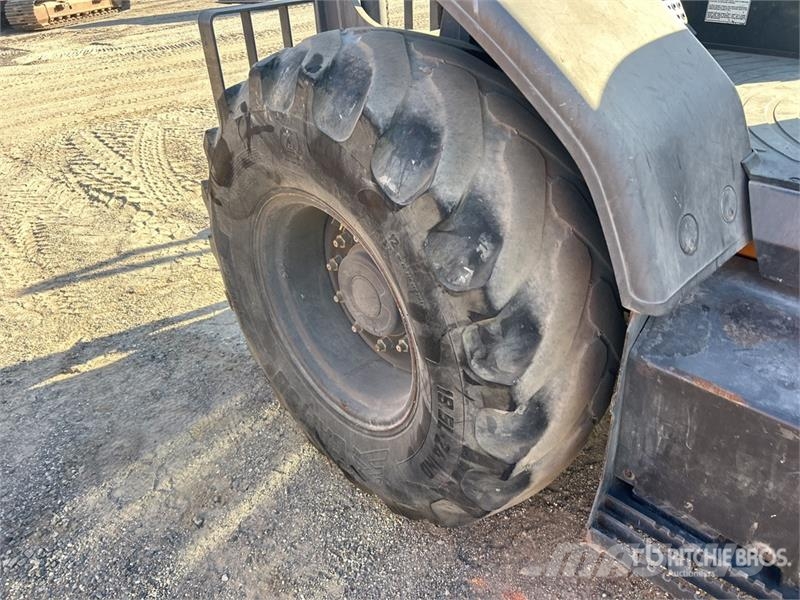 CASE 586H 6000 lb 4x4 Rough Terrain Forklift Terenski viličar