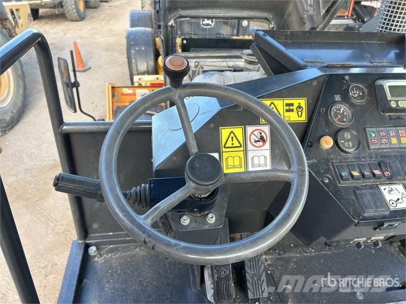 CASE PT240D 8 Wheel Pneumatic Roller Bandenwalsen