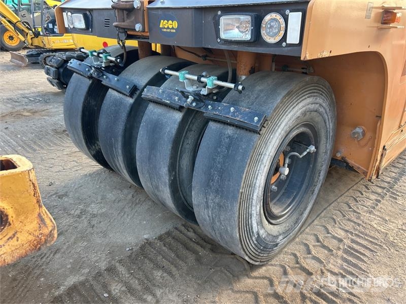 CASE PT240D 8 Wheel Pneumatic Roller Bandenwalsen