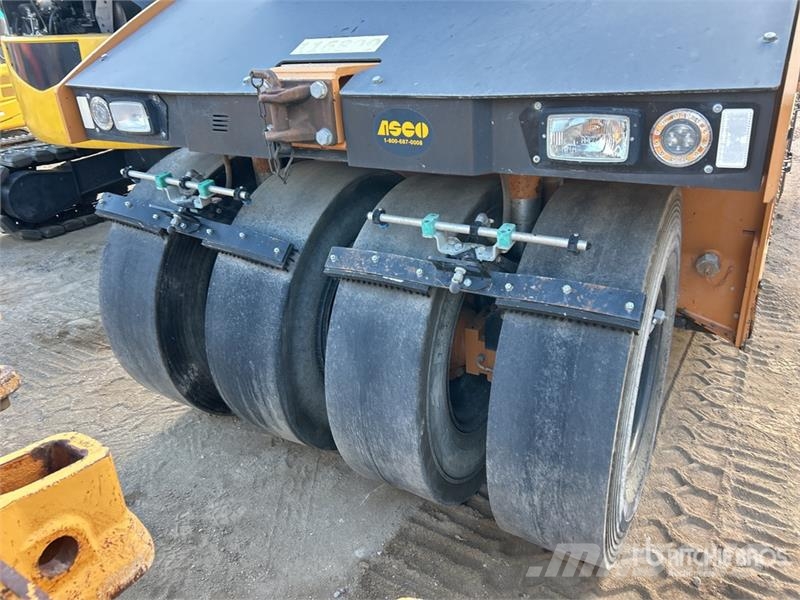 CASE PT240D 8 Wheel Pneumatic Roller Bandenwalsen