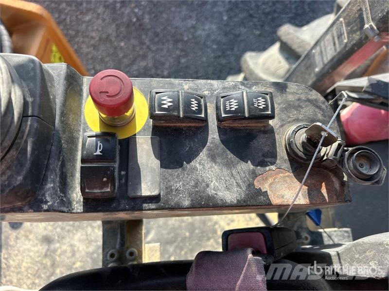 CASE SV211E Padfoot Drum Compactor Valjci sa jednim bubnjem