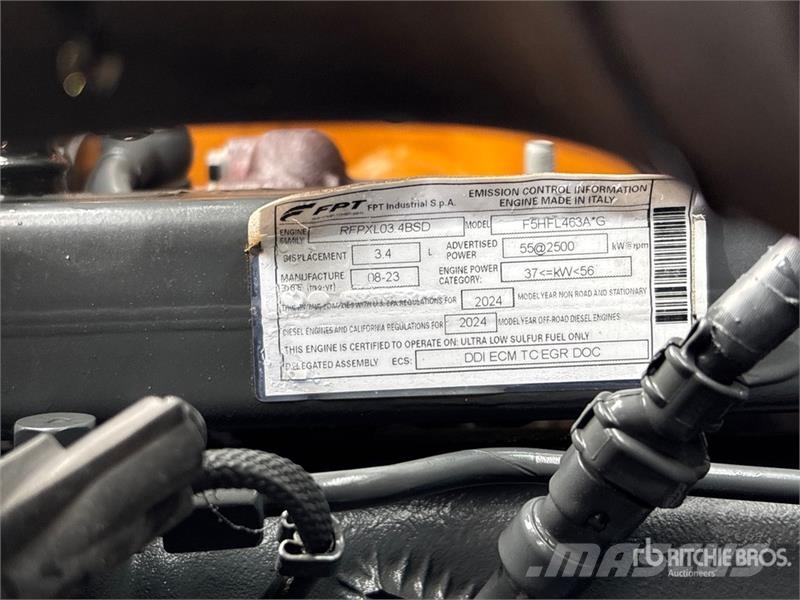 CASE TR310B Lietoti riteņu kompaktiekrāvēji