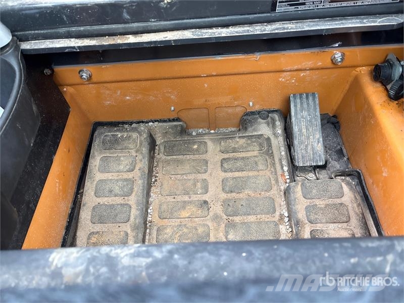 CASE TR310B Lietoti riteņu kompaktiekrāvēji