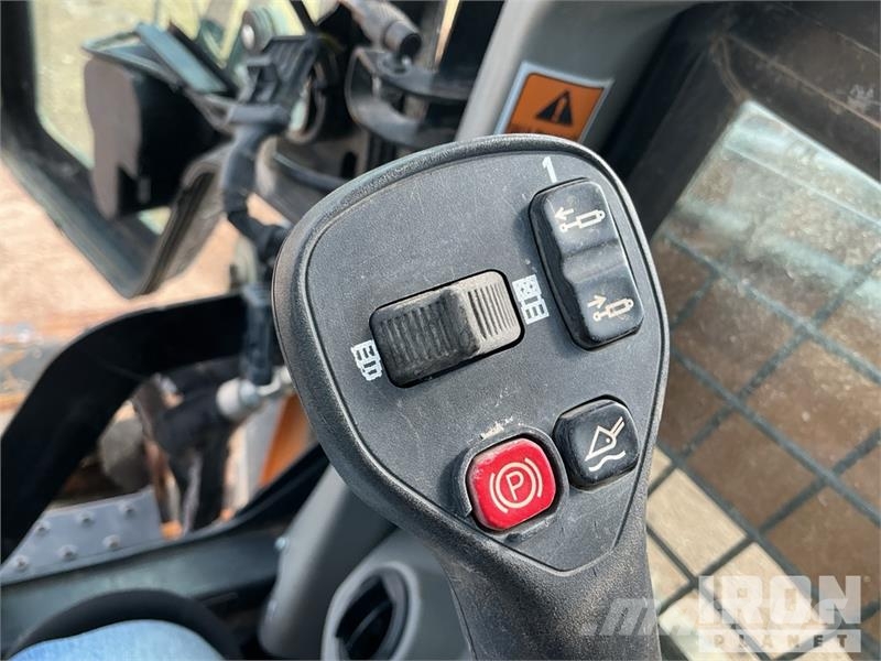 CASE TR340B Kompaktrakodók