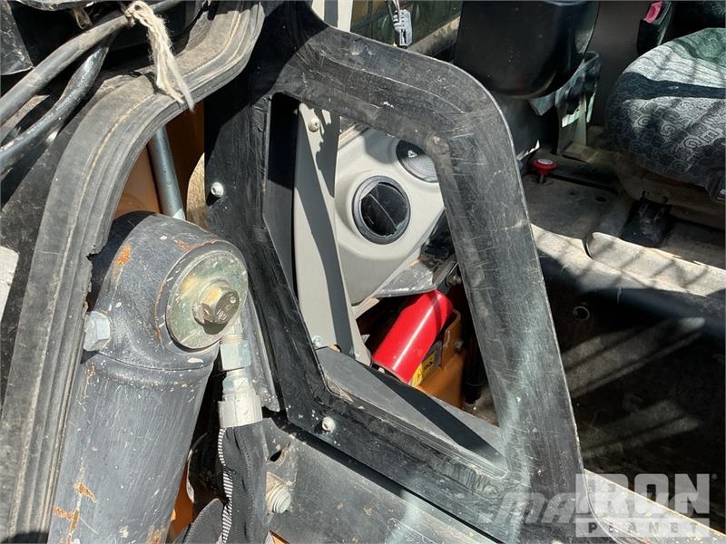 CASE TR340B Kompaktrakodók