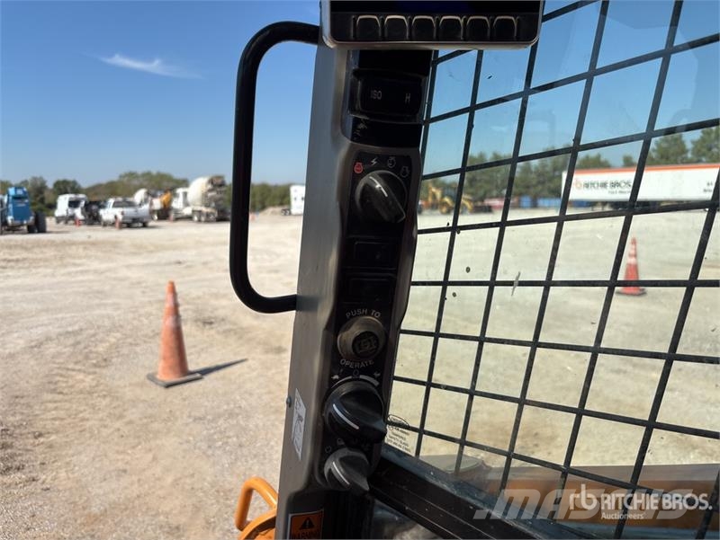 CASE TV370B Two-Speed Compact Track Loader  스키드로더