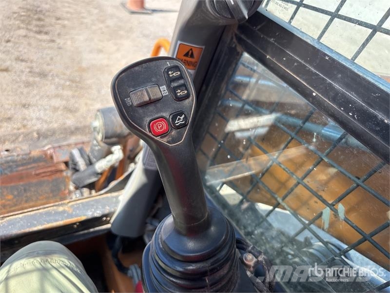 CASE TV370B Two-Speed Compact Track Loader  스키드로더