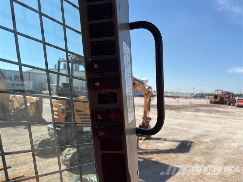 CASE TV370B Two-Speed Compact Track Loader  스키드로더