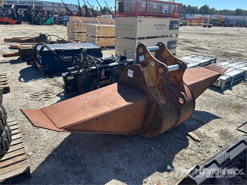 CAT 132 in V-Ditching Excavator Bucket Baldes