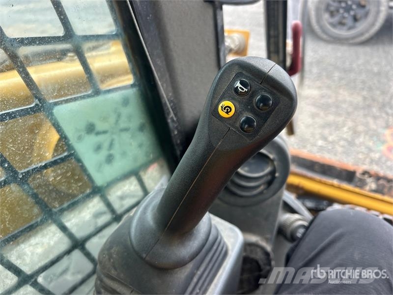 CAT 226D3 Two-Speed Skid Steer Loader Skid steer mini nakladalci