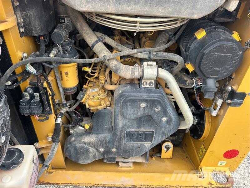 CAT 226D3 Two-Speed Skid Steer Loader Skid steer mini nakladalci