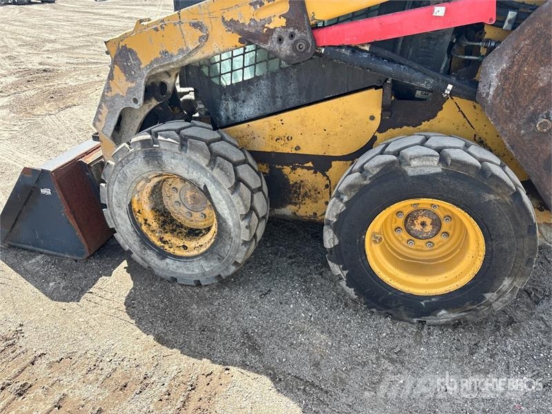 CAT 236D Lietoti riteņu kompaktiekrāvēji