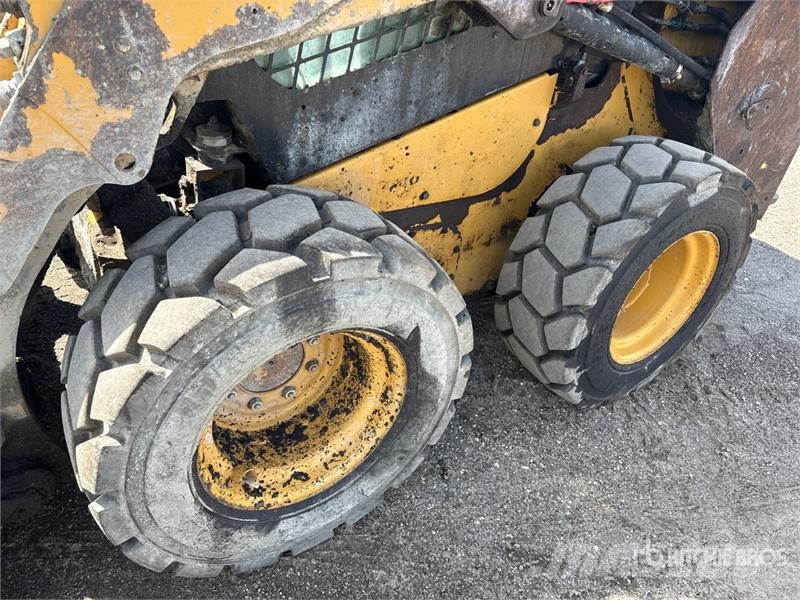 CAT 236D Lietoti riteņu kompaktiekrāvēji