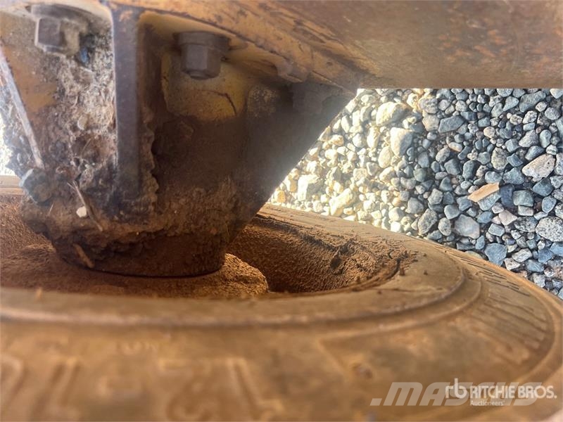 CAT 246 Mini Pale Gommate