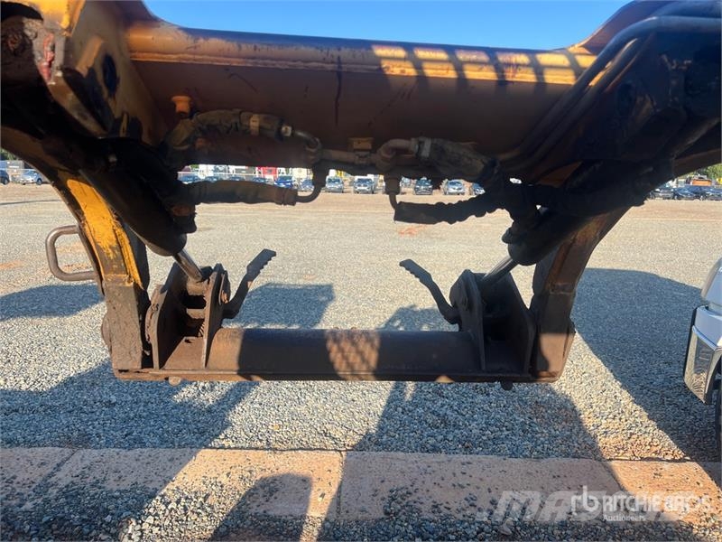 CAT 246 Mini Pale Gommate