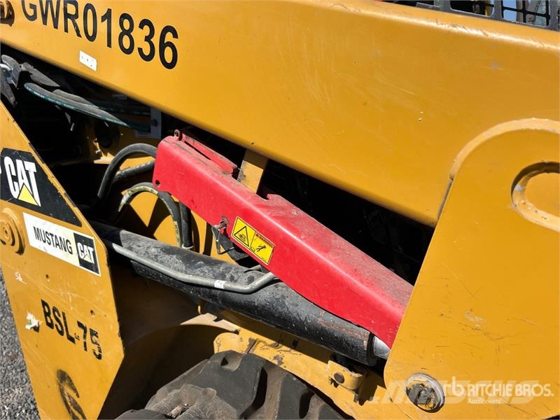CAT 249D لوادر انزلاقية التوجيه