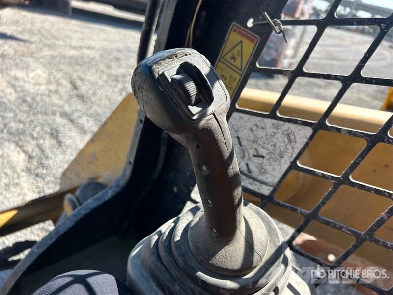 CAT 249D لوادر انزلاقية التوجيه