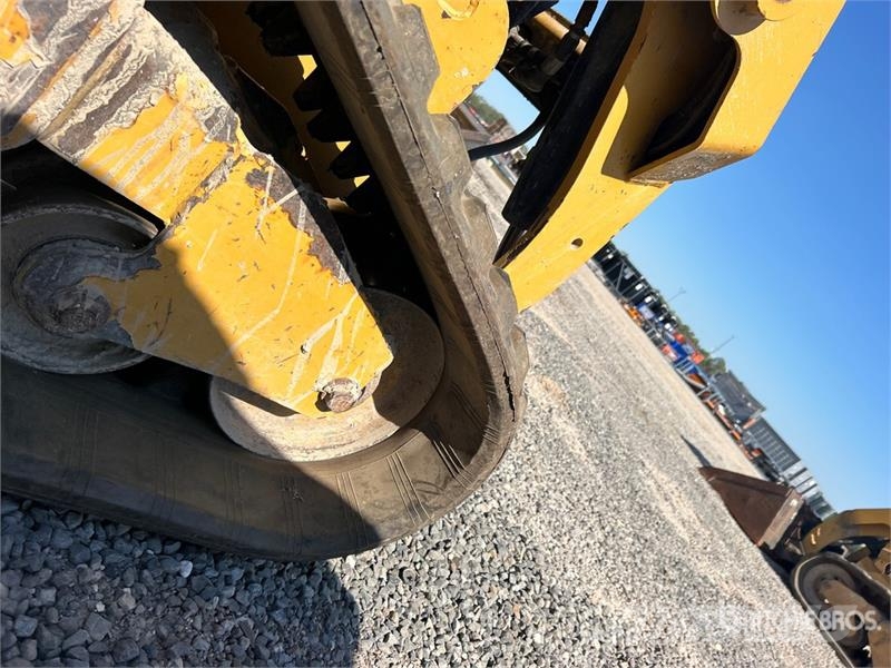 CAT 249D لوادر انزلاقية التوجيه